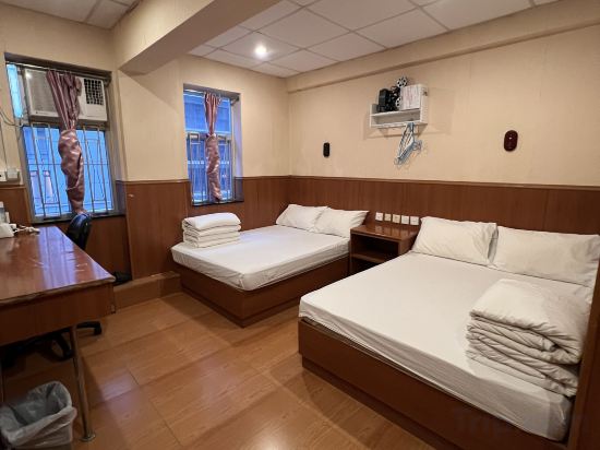 Wee Inn Room Type - Standard Quadruple Family Room with Shared Bathroom