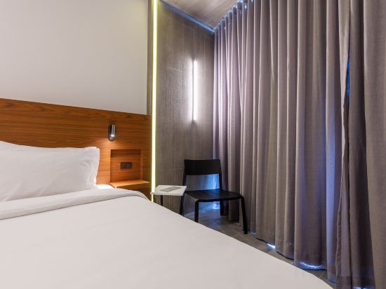 Reno Hotel Bangkok Room Type - Deluxe Double Bed