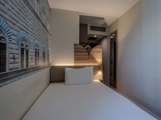 B&B Hotel Firenze City Center Room Type - Triple Room