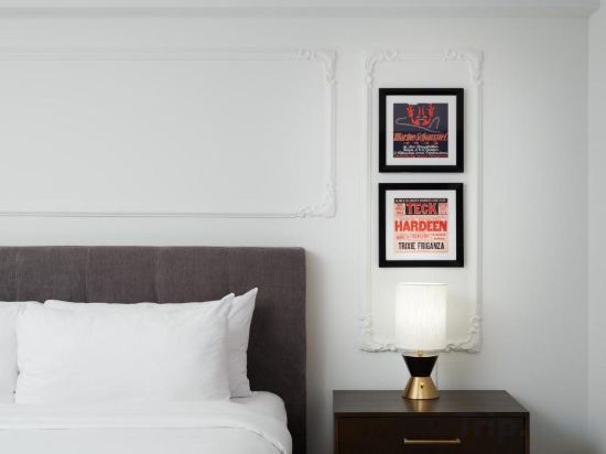 Pantages Hotel Downtown Toronto Room Type - Premium City King 
