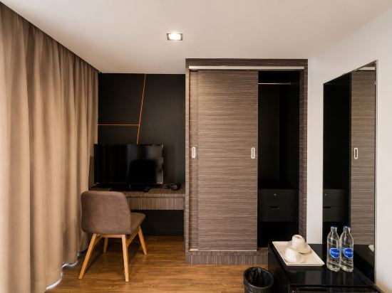 H2 Hotel - Tap to explore photos