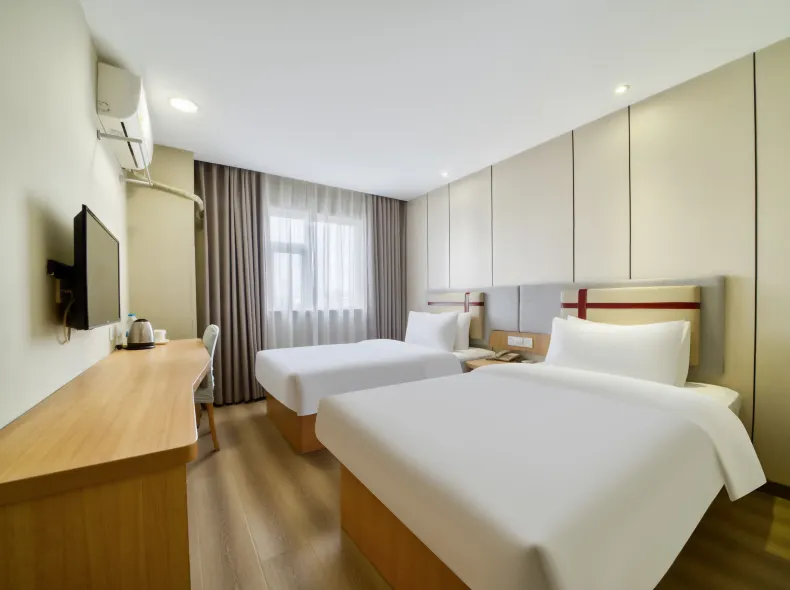 Yixuan Hotel (Shanghai Hongqiao Airport Zhongchun Road Subway Station)