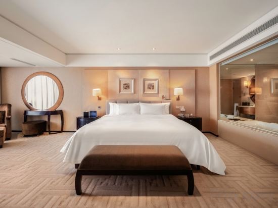 The Lakeview Hotel Room Type - Tower Suite-King Bed