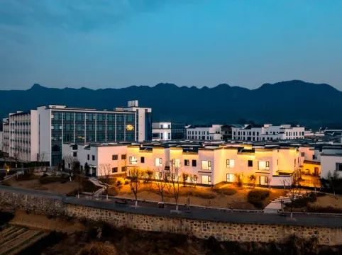 Floral Lux Hotel·Huangshan Jixian Manyue Shanju  (Hongcun Branch)