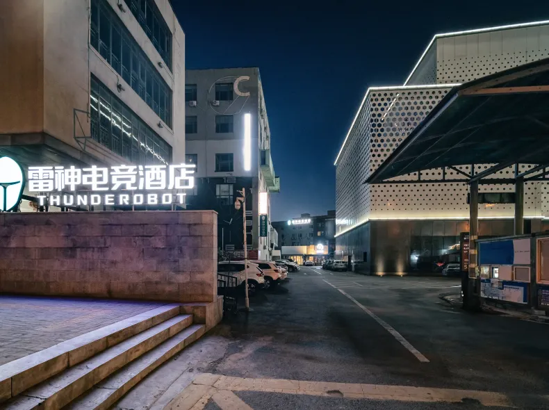 THUNDEROBOT Hotel (Qingdao Central Business District Taidong Pedestrian Street)
