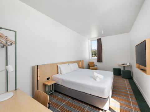 YHA Sydney Harbour Room Type - Queen Opera Harbor View Ensuite