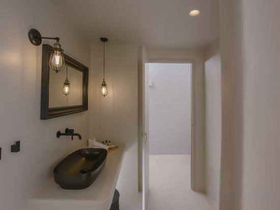 Elements Cave Suites - Tap to explore photos
