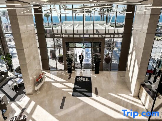 Spacious beachfront 2 bedroom apartment - The 8