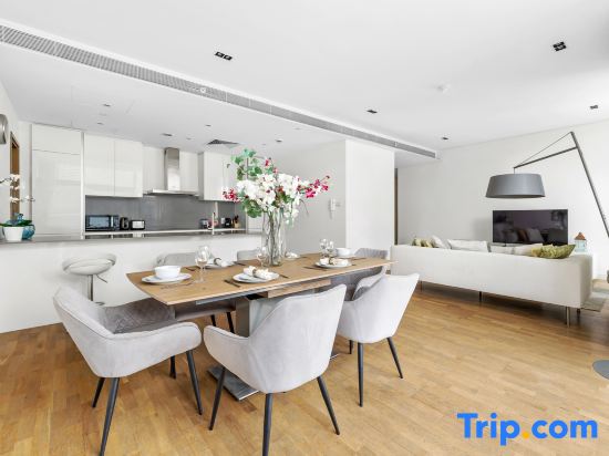 Stylish 2BR + M | Pool with Burj Khalifa Views