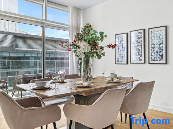 Stylish 2BR + M | Pool with Burj Khalifa Views