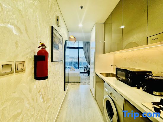 Modern Chic Studio in Azizi Riviera
