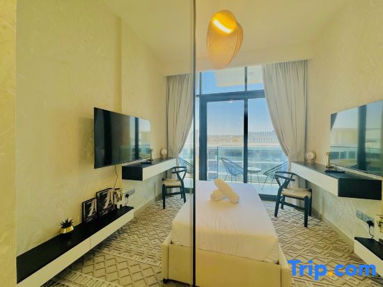 Modern Chic Studio in Azizi Riviera