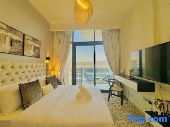 Modern Chic Studio in Azizi Riviera