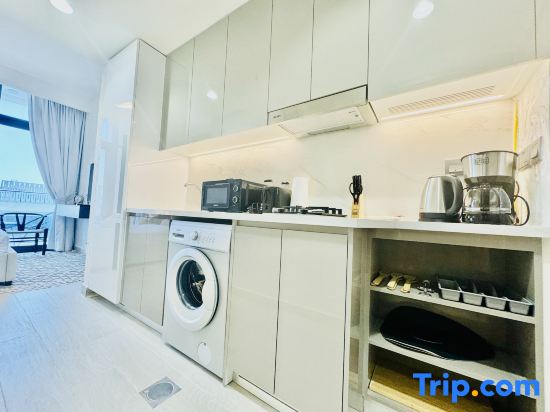 Modern Chic Studio in Azizi Riviera