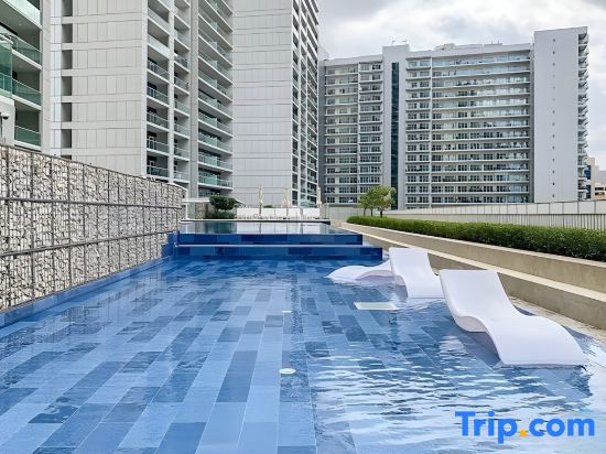 Keyrock Living | Chic 1BR Retreat with Lake View