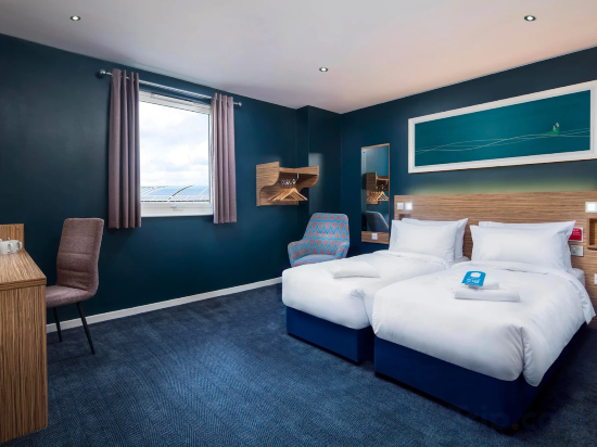 Travelodge Edinburgh Central Waterloo Place - Tap to explore photos