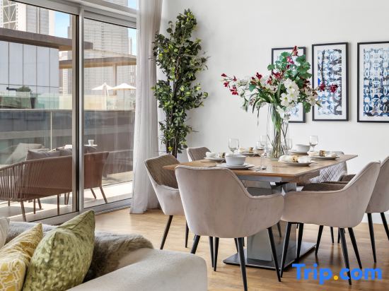 Stylish 2BR + M | Pool with Burj Khalifa Views