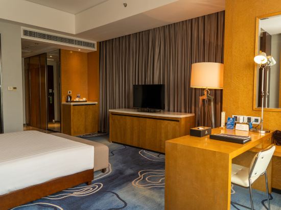 Easco Hotel Room Type - Deluxe Queen Room with View