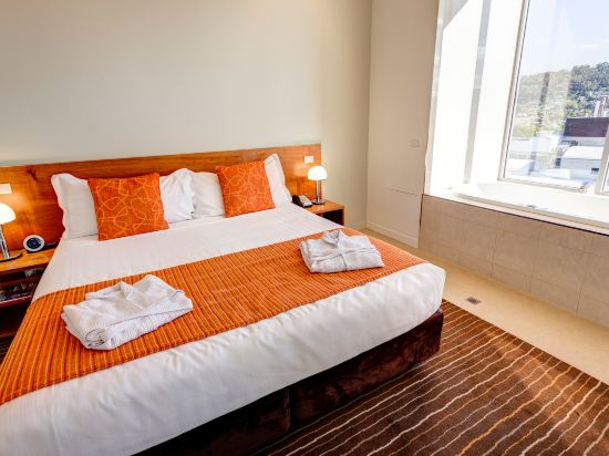 Mantra Charles Hotel Launceston Room Type - 1 Bedroom Spa Apartment