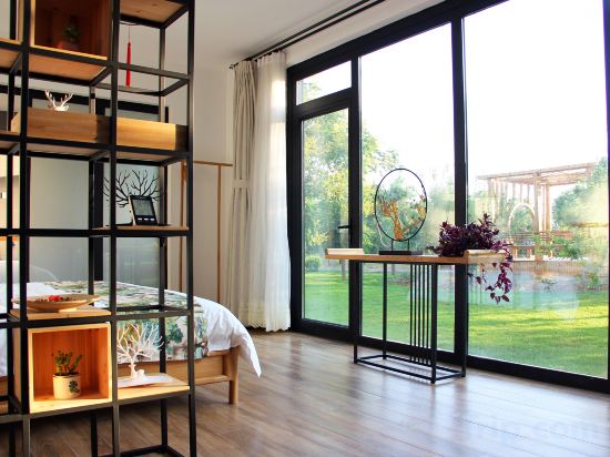A Tree Hostel Room Type - Couples'Suite (Double Bed) (Fireplace, French Window)