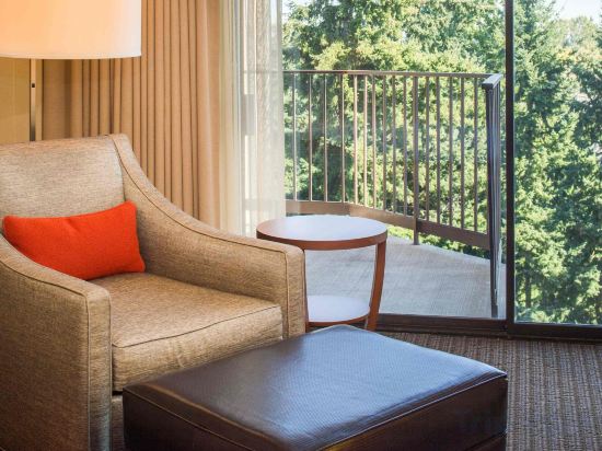 DoubleTree by Hilton Seattle Airport Room Type - Deluxe King Room with Balcony