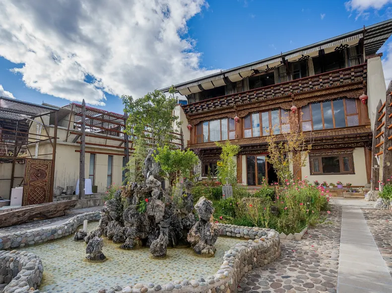 Morning Mist Chinese Inn (Ganden Sumtseling Monastery)