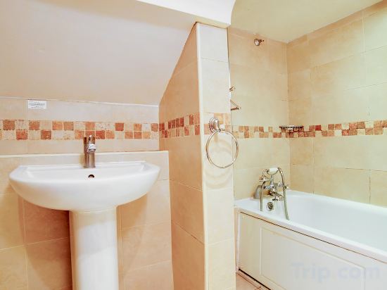 OYO Bailbrook Lodge, Bath - Tap to explore photos