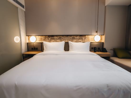 Master Hotel Room Type - Standard Queen Room