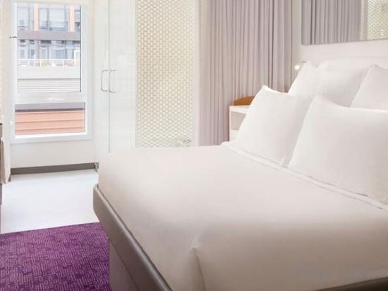 YOTEL Amsterdam Room Type - Premium Queen Room