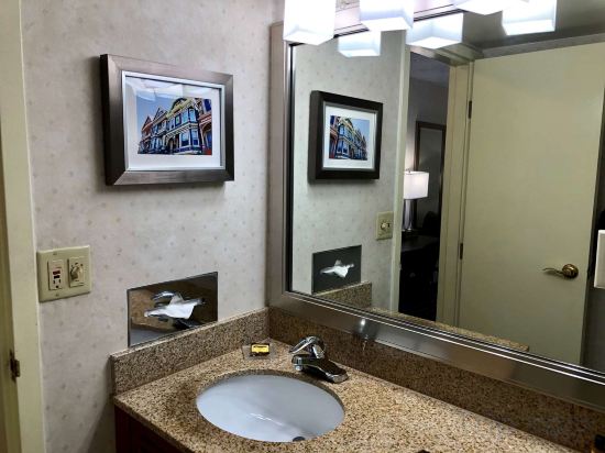 Best Western Plus Grosvenor Airport Hotel - Tap to explore photos