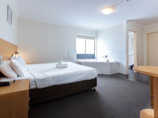 Garden Lodge Sydney Room Type - Deluxe Double Room with Spa Bath 
