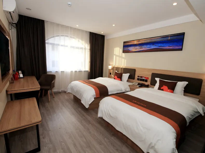 Junyi Chain Hotel (Nanjing South Railway Station Hongyun Avenue Subway Station)