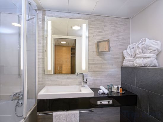 Hilton Zurich Airport Hotel Room Type - Executive Queen Room with Executive Lounge Access