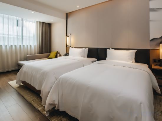 Master Hotel Room Type - Deluxe Room (2 beds)