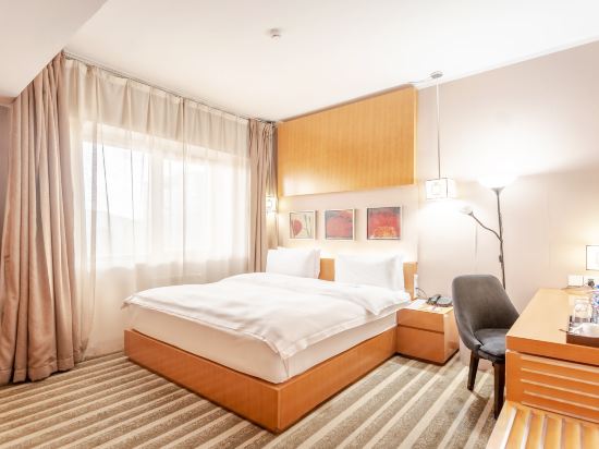 Ramada by Wyndham Ulaanbaatar Citycenter Room Type - Standard King Room