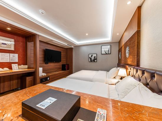 Friendly DH Naissance Hotel by Mindrum Group Room Type - Superior Family Room Breakfast Included