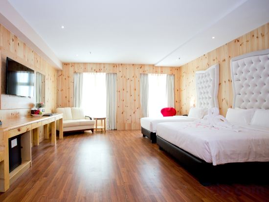 Vouk Hotel Suites, By The Blanket Room Type - Deluxe Triple Room