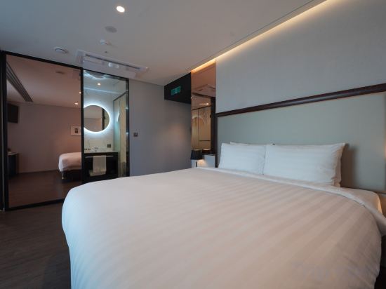 Lavalse Hotel Room Type - Deluxe Double Room with Ocean View