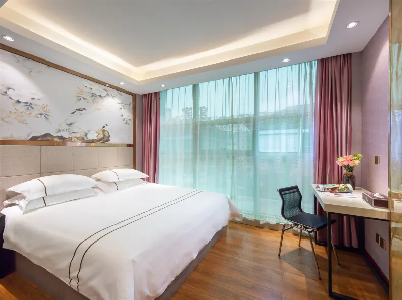Bainian Hotel (Yiwu International Trade City)