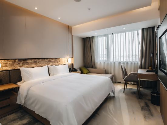 Master Hotel Room Type - Deluxe Queen Room
