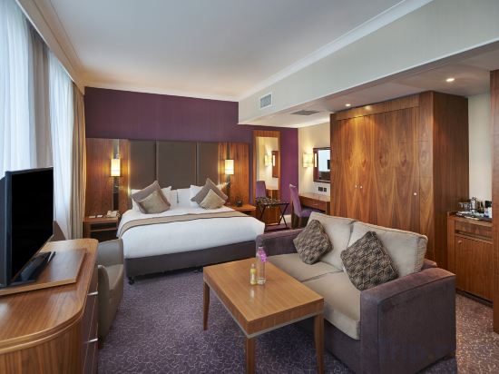 Crowne Plaza London Ealing - Tap to explore photos