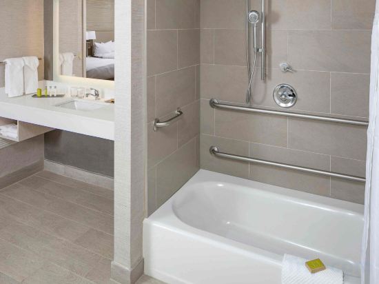 DoubleTree by Hilton Boston Logan Airport Chelsea Room Type - Queen Room with Two Queen Beds - Hearing Access DoubleTree by Hilton Boston Logan Airport Chelsea Room Type - Queen Room with Two Queen Beds - Hearing Access