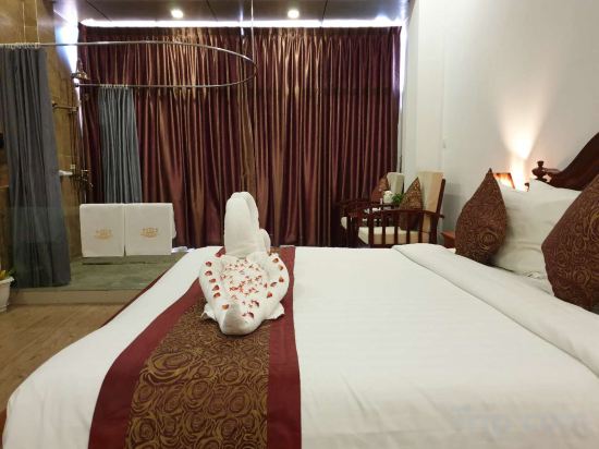 Aristocrat Residence & Hotel Room Type - Deluxe King Room