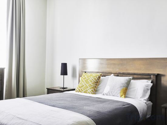 Plough Hotel Room Type - Deluxe Queen Room