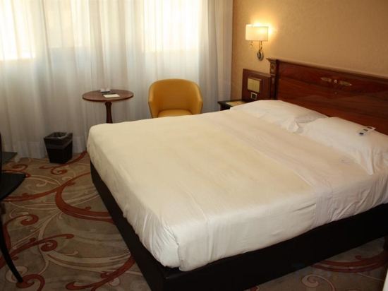 UNA Hotels Scandinavia Milano - Tap to explore photos