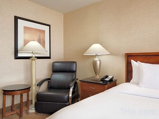 Hilton Chicago O'Hare Airport Room Type - King Room with Roll-In Shower - Mobility/Hearing Accessible Hilton Chicago O'Hare Airport Room Type - King Room with Roll-In Shower - Mobility/Hearing Accessible