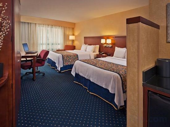 Courtyard by Marriott Washington Capitol Hill/Navy Yard - Tap to explore photos