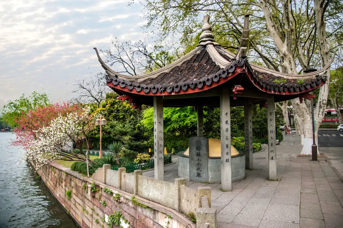 Hotels near Tomb of Su Xiaoxiao