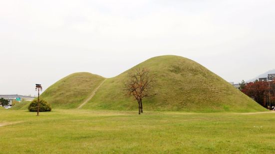 其實這隻是一座風格古撲、面積很小的院落，傳說中新羅開國國王朴