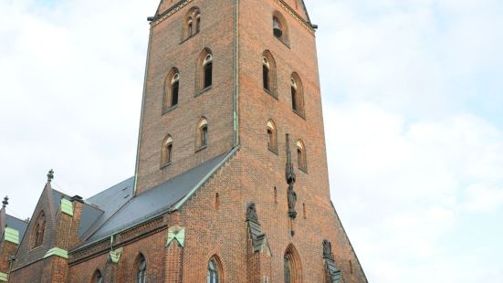 到了汉堡，不禁感慨这里的教堂数不胜数。各式各样的造型，塔尖总